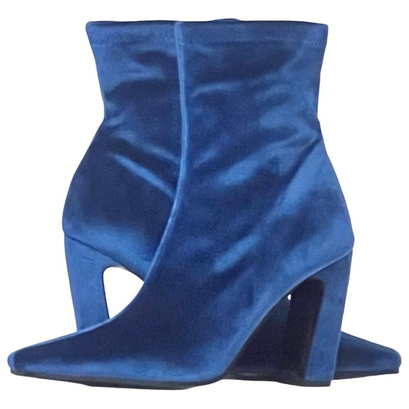 NWOB $100 Steve Madden Vinka Blue Velvet Heeled Boots - Picture 1 of 10